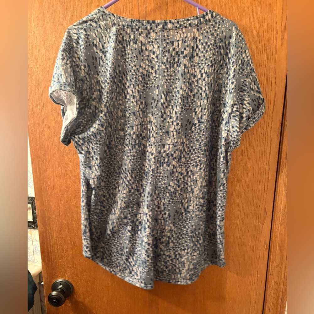 L.L.Bean Women’s Streamside tee 1x plus like new blue patterned white s/s - Picture 2 of 5